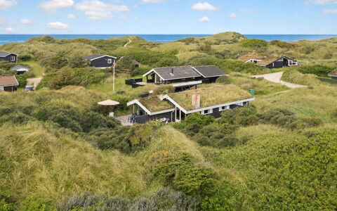 Madita - 310M from the Sea: Die Architektur, Dach, Zuhause, Verbundwerkstoff, Daylighting, Abstellgleis, Auffahrt