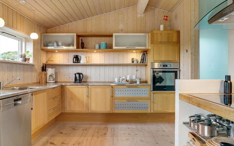 Josten - 500M from the Sea: Küche, Küchengerät, Countertop, Interior Design, Holz, Major Appliance, Flooring, Möbel, Decke, Cabinetry