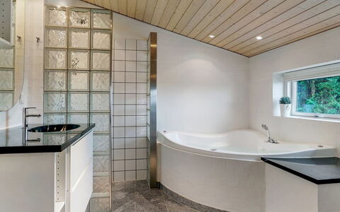 Josten - 500M from the Sea: Interior Design, Flooring, Wand, Armatur, Decke, Fussboden, Badezimmer, Installation, Light Fixture, Zuhause