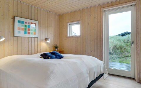 Josten - 500M from the Sea: Holz, Flooring, Interior Design, Schlafzimmer, Fussboden, Decke, Bett, Möbel, Zimmer, Holzboden