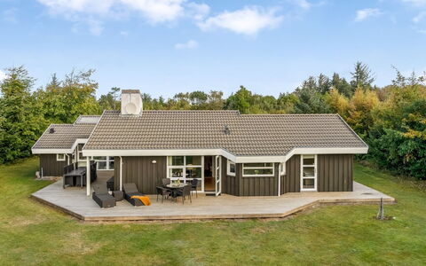 Mechthild - 2.7Km from the Sea: Decke, Flooring, Interior Design, Fussboden, Verbundwerkstoff, Möbel, Resort, Hotel, Design, Daylighting