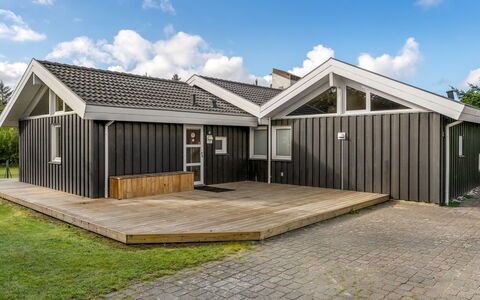 Mechthild - 2.7Km from the Sea: Decke, Flooring, Interior Design, Fussboden, Verbundwerkstoff, Möbel, Resort, Hotel, Design, Daylighting