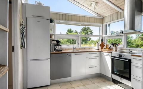 Immi - 1.5Km from the Sea: Küchengerät, Küche, Countertop, Major Appliance, Interior Design, Haushaltsgerät, Flooring, Holz, Cabinetry, Möbel
