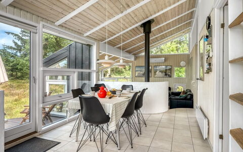 Immi - 1.5Km from the Sea: Holz, Interior Design, Decke, Flooring, Fussboden, Zuhause, Holzboden, Stuhl, Hartholz, Wohnzimmer
