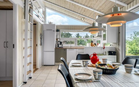 Immi - 1.5Km from the Sea: Holz, Decke, Interior Design, Flooring, Möbel, Zuhause, Fussboden, Light Fixture, Küche, Küche & Esszimmer Tisch