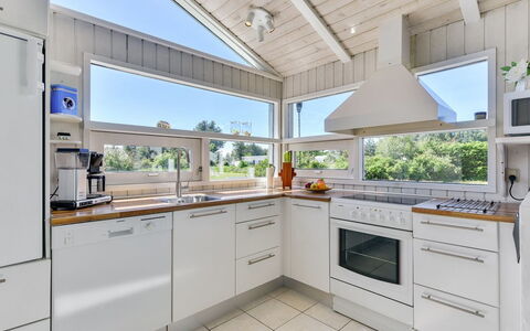 Immi - 1.5Km from the Sea: Küche, Flooring, Interior Design, Countertop, Holz, Fussboden, Decke, Möbel, Küchengerät, Cabinetry