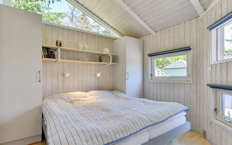 Immi - 1.5Km from the Sea: Holz, Fussboden, Zuhause, Schlafzimmer, Decke, Planke, Tür, Hartholz, Holzbeize, Bett