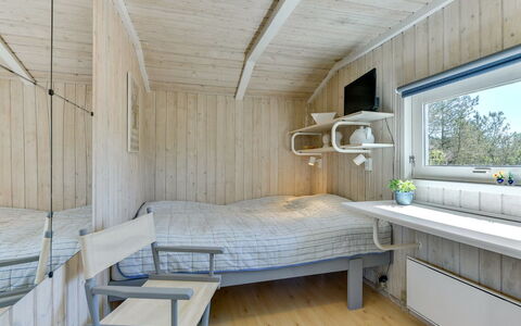 Immi - 1.5Km from the Sea: Holz, Interior Design, Decke, Fussboden, Flooring, Schlafzimmer, Zimmer, Bett, Planke, Holzbeize