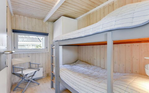 Immi - 1.5Km from the Sea: Holz, Etagenbett, Fussboden, Decke, Schlafzimmer, Planke, Holzbeize, Bett, Hartholz, Bedding