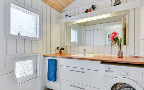 Immi - 1.5Km from the Sea: Möbel, Interior Design, Stuhl, Flooring, Tabelle, Resort, Fussboden, Decke, Zimmer, Eco Hotel