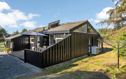 Immi - 1.5Km from the Sea: Möbel, Interior Design, Stuhl, Flooring, Tabelle, Resort, Fussboden, Decke, Zimmer, Eco Hotel
