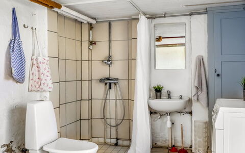 Baldine - 140M from the Sea: Flooring, Armatur, Toilleten Sitz, Interior Design, Fussboden, Toilette, Badezimmer, Installation, Zimmer, Sinken