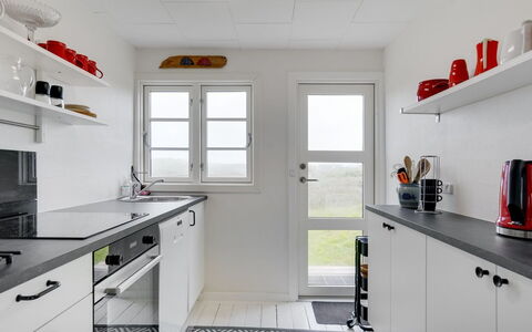 Baldine - 140M from the Sea: Küche, Küchengerät, Countertop, Major Appliance, Cabinetry, Flooring, Interior Design, Haushaltsgerät, Fussboden, Herd