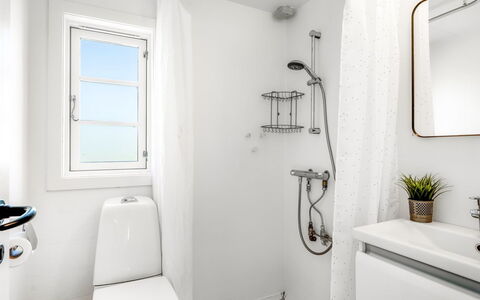 Baldine - 140M from the Sea: Armatur, Badezimmer, Interior Design, Flooring, Toilette, Fussboden, Toilleten Sitz, Installation, Zapfhahn, Sinken