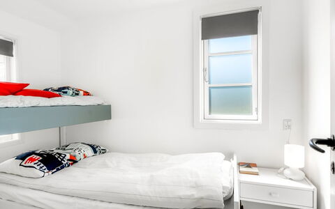 Baldine - 140M from the Sea: Bett, Schlafzimmer, Möbel, Bedding, Interior Design, Bettdecke, Fussboden, Linens, Decke, Bettrahmen
