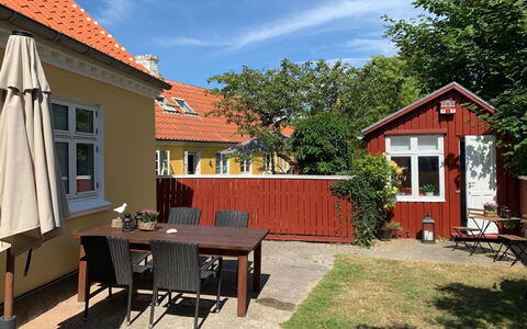 Huanca - 900M from the Sea: Zuhause, Hütte, Schatten, Garten, Garten, Estate, Hinterhof, Holzbeize, Gartenmöbel, Rasen