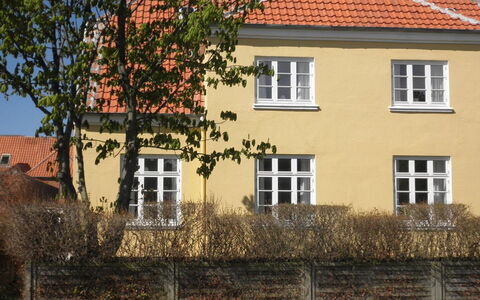 Tobias - 800M from the Sea: Gebäude, Wand, Fenster, Fassade, Haus, Zuhause, Die Architektur, Wohngebiet, Schiebefenster, Backstein