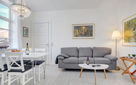 Tobias - 800M from the Sea: Möbel, Interior Design, Flooring, Fussboden, Stuhl, Tabelle, Holz, Couch, Wohnzimmer, Esszimmer