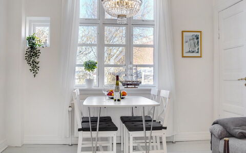 Tobias - 800M from the Sea: Möbel, Interior Design, Flooring, Fussboden, Tabelle, Holz, Esszimmer, Decke, Stuhl, Küche & Esszimmer Tisch
