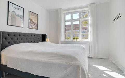 Tobias - 800M from the Sea: Bett, Möbel, Schlafzimmer, Bedding, Interior Design, Bettdecke, Linens, Bettrahmen, Dekokissen, Zimmer
