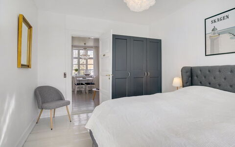 Tobias - 800M from the Sea: Möbel, Bett, Interior Design, Schlafzimmer, Bedding, Fussboden, Flooring, Holz, Bettdecke, Zimmer