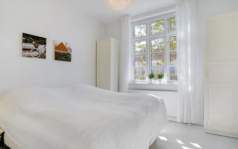 Tobias - 800M from the Sea: Bett, Möbel, Interior Design, Schlafzimmer, Fussboden, Flooring, Holz, Bedding, Decke, Bettdecke