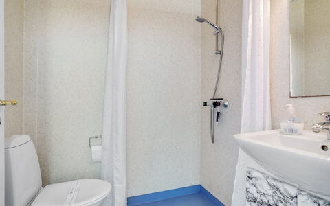 Tobias - 800M from the Sea: Flooring, Wand, Fussboden, Armatur, Interior Design, Badezimmer, Zimmer, Installation, Bad Sink, Sinken