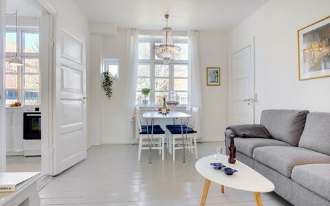 Tobias - 800M from the Sea: Möbel, Flooring, Interior Design, Fussboden, Holz, Wohnzimmer, Couch, Decke, Holzboden, Zuhause