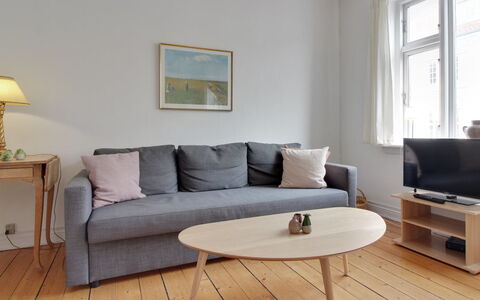 Gyrth - 250M from the Sea: Möbel, Interior Design, Stuhl, Flooring, Tabelle, Resort, Fussboden, Decke, Zimmer, Eco Hotel