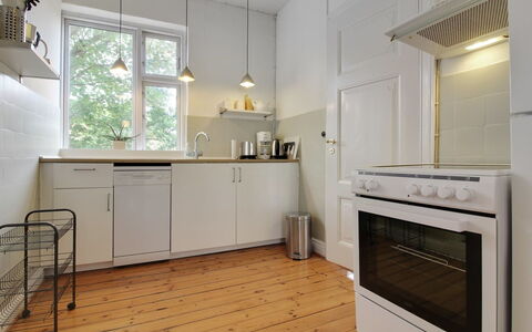Gyrth - 250M from the Sea: Möbel, Interior Design, Stuhl, Flooring, Tabelle, Resort, Fussboden, Decke, Zimmer, Eco Hotel