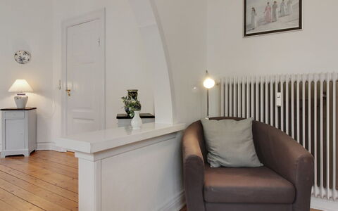 Gyrth - 250M from the Sea: Möbel, Interior Design, Stuhl, Flooring, Tabelle, Resort, Fussboden, Decke, Zimmer, Eco Hotel