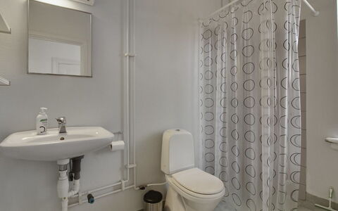 Gyrth - 250M from the Sea: Möbel, Interior Design, Stuhl, Flooring, Tabelle, Resort, Fussboden, Decke, Zimmer, Eco Hotel