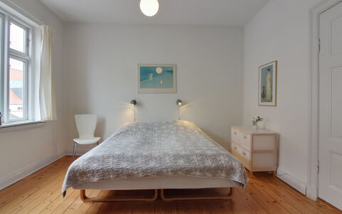 Gyrth - 250M from the Sea: Möbel, Interior Design, Stuhl, Flooring, Tabelle, Resort, Fussboden, Decke, Zimmer, Eco Hotel