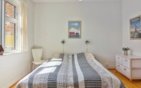 Gyrth - 250M from the Sea: Möbel, Interior Design, Stuhl, Flooring, Tabelle, Resort, Fussboden, Decke, Zimmer, Eco Hotel