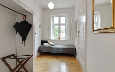 Gyrth - 250M from the Sea: Möbel, Interior Design, Stuhl, Flooring, Tabelle, Resort, Fussboden, Decke, Zimmer, Eco Hotel