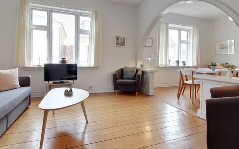 Gyrth - 250M from the Sea: Möbel, Interior Design, Stuhl, Flooring, Tabelle, Resort, Fussboden, Decke, Zimmer, Eco Hotel