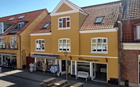 Gyrth - 250M from the Sea: Möbel, Interior Design, Stuhl, Flooring, Tabelle, Resort, Fussboden, Decke, Zimmer, Eco Hotel