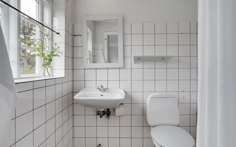 Helny - 300M from the Sea: Armatur, Badezimmer, Flooring, Fussboden, Sinken, Bad Sink, Interior Design, Installation, Zapfhahn, Toilette