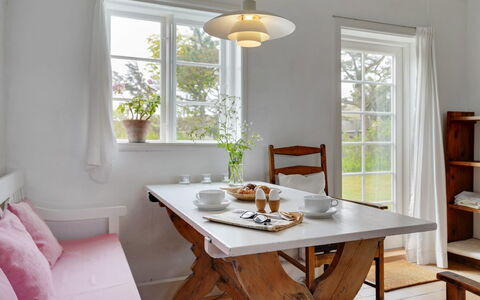 Helny - 300M from the Sea: Möbel, Interior Design, Flooring, Tabelle, Fussboden, Holz, Stuhl, Küche & Esszimmer Tisch, Esszimmer, Light Fixture