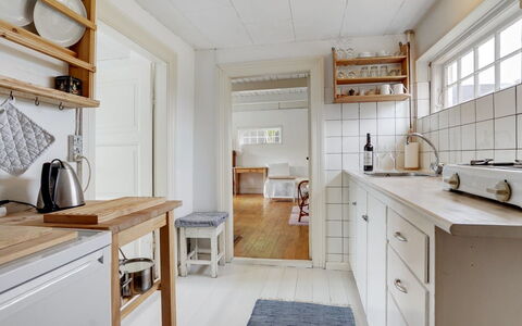 Helny - 300M from the Sea: Flooring, Küche, Interior Design, Cabinetry, Countertop, Holz, Fussboden, Möbel, Küchengerät, Decke