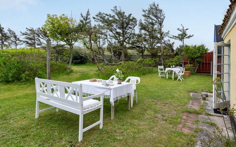 Helny - 300M from the Sea: Möbel, Strauch, Garten, Tabelle, Stuhl, Gartenmöbel, Schatten, Tisch Im Freien, Landscaping