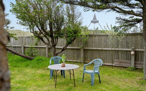 Helny - 300M from the Sea: Möbel, Gartenmöbel, Garten, Tisch Im Freien, Rasen, Stuhl, Hinterhof, Garten, Schatten, Landscaping