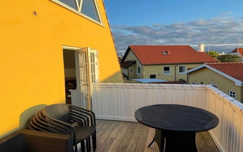 Jarkko - 200M from the Sea: Decke, Flooring, Interior Design, Fussboden, Verbundwerkstoff, Möbel, Resort, Hotel, Design, Daylighting