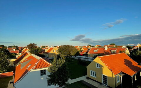 Jarkko - 200M from the Sea: Decke, Flooring, Interior Design, Fussboden, Verbundwerkstoff, Möbel, Resort, Hotel, Design, Daylighting