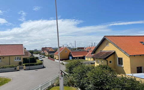 Jarkko - 200M from the Sea: Decke, Flooring, Interior Design, Fussboden, Verbundwerkstoff, Möbel, Resort, Hotel, Design, Daylighting