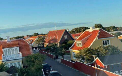 Jarkko - 200M from the Sea: Decke, Flooring, Interior Design, Fussboden, Verbundwerkstoff, Möbel, Resort, Hotel, Design, Daylighting