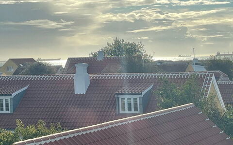 Jarkko - 200M from the Sea: Decke, Flooring, Interior Design, Fussboden, Verbundwerkstoff, Möbel, Resort, Hotel, Design, Daylighting
