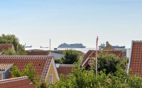 Jarkko - 200M from the Sea: Haus, Dach, Wohngebiet, Zuhause, Morgen, Meer, Sonnenlicht, Vorort, Küste
