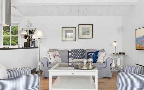 Ylermi - 1.5Km from the Sea: Möbel, Couch, Interior Design, Decke, Wohnzimmer, Zuhause, Zimmer, Dekokissen