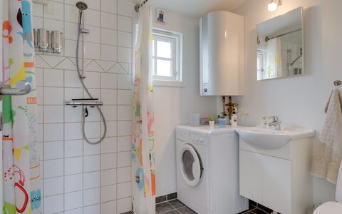 Ylermi - 1.5Km from the Sea: Interior Design, Armatur, Flooring, Fussboden, Badezimmer, Sinken, Zapfhahn, Waschmaschine, Installation, Zimmer
